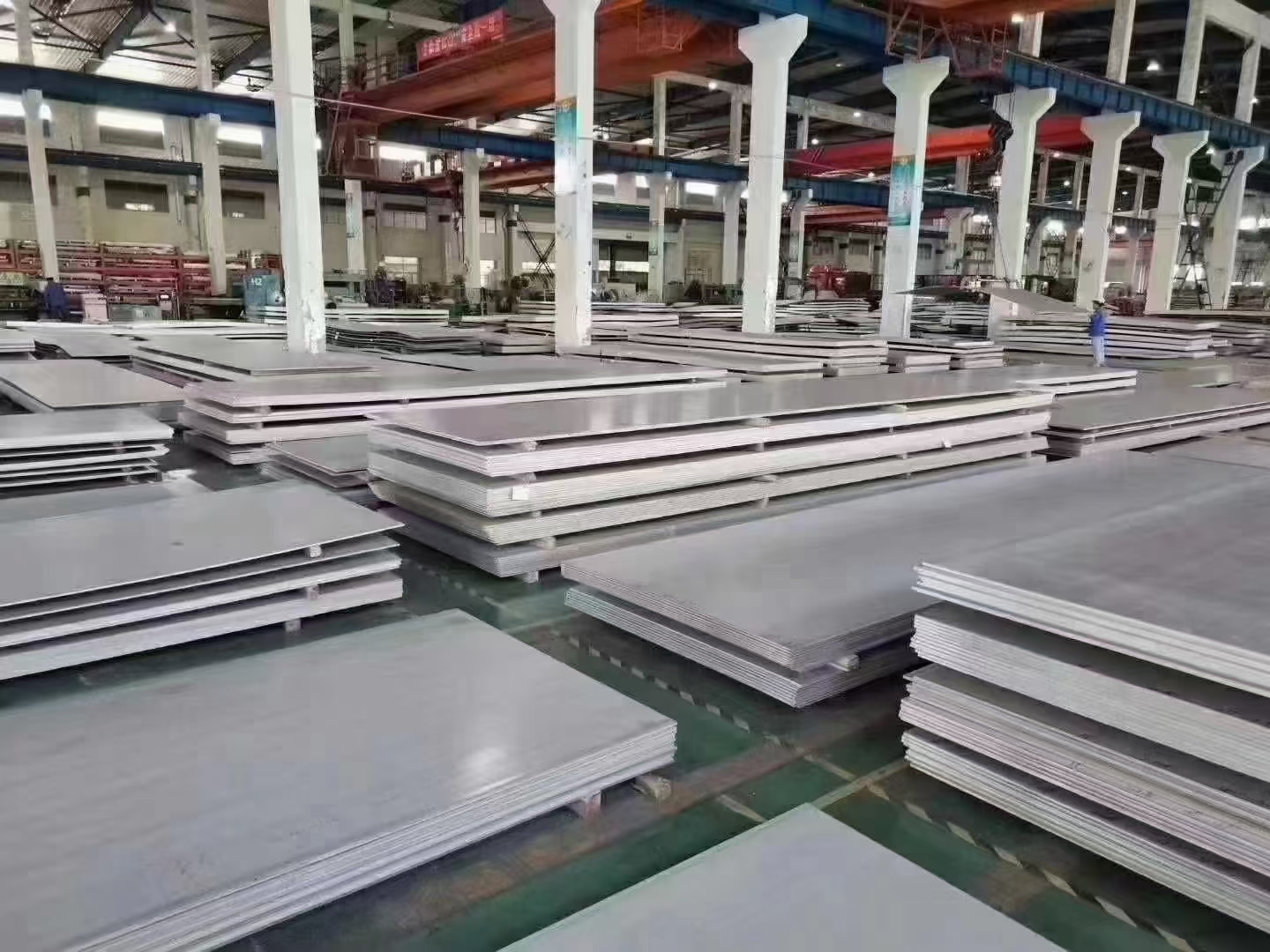 Stainless steel sheet and plate inventory in an industrial warehouse