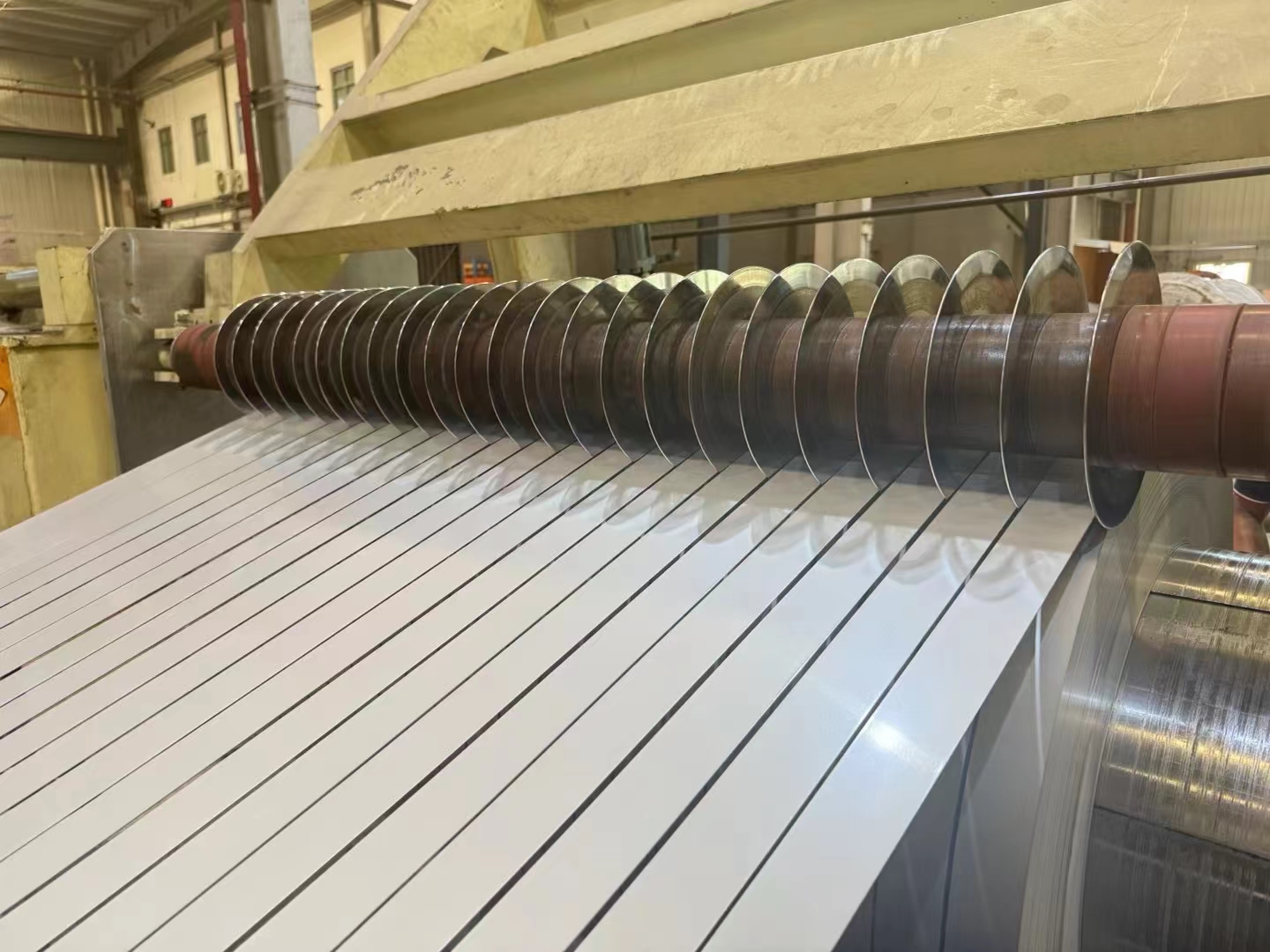 Stainless steel coil slitting line producing narrow strip widths